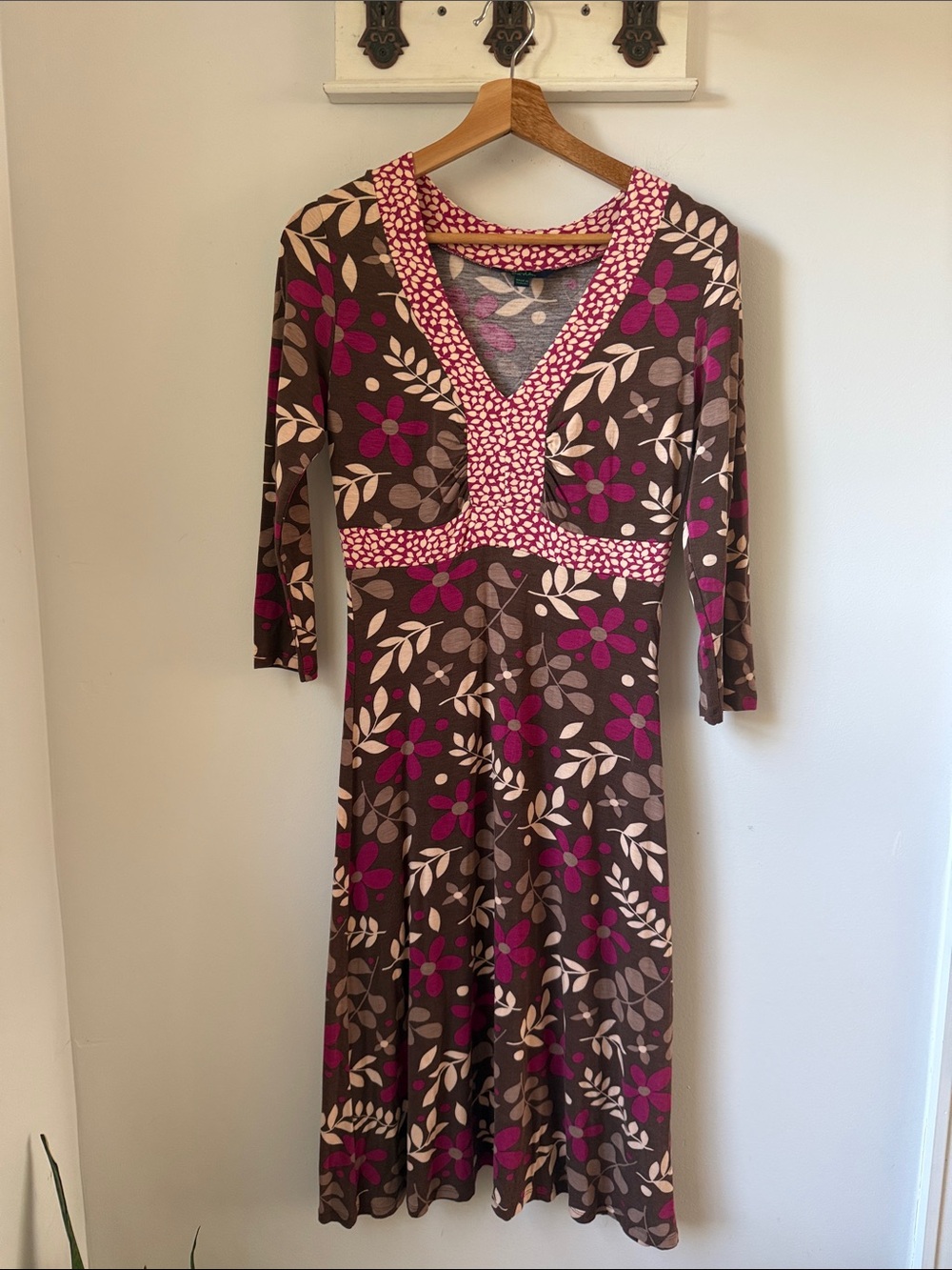 Boden Jersey Midi Dress in Brown with Magenta Floral Print Classic Feminine 10R